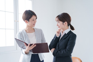 笑顔で話すビジネスマン（上司・部下）