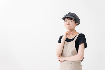 悩む飲食業の女性