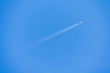 青空に映える飛行機雲

