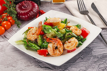 Salad with prawn and quinoa