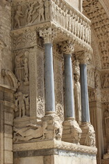 Arles : colonnes et sculptures du portail de la cathédrale Saint-Trophime