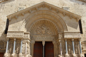 Arles : portail de la cathédrale Saint-Trophime