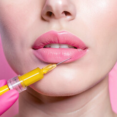 Obraz premium A close-up image of a woman receiving injections emphasizes a modern cosmetic lip augmentation procedure, with a focus on aesthetics and cosmetic procedures