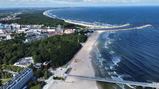 Widok z drona na molo port i plaże w Kołobrzegu