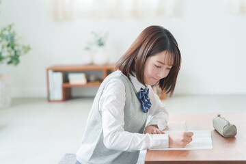 家で受験勉強する女子高校生