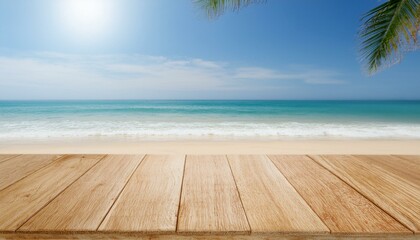 Fototapeta premium Holztisch mit Blick auf den Strand im Hintergrund, tropische Atmosphäre und ruhige Ozeanwellen unter hellem Sonnenlicht. Perfekte Urlaubsszene.