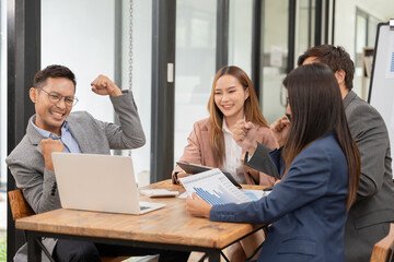 Obraz premium Asia business meeting consultations of business people in the company's meeting room. 