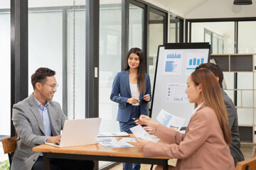 Obraz premium Asia business meeting consultations of business people in the company's meeting room. 