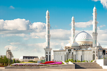 Obraz premium The view of the White Mosque with the minarets of Hazrat Sultan in Astana (NurSultan), Kazakhstan, is designed in Islamic architectural traditions