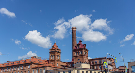 Fototapeta premium A large building with a red roof and a tall tower