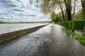 Inondations de la Seine  à Bardouville  (76) les 09 et 10 avril 2023. Muret séparant le fleuve de la route