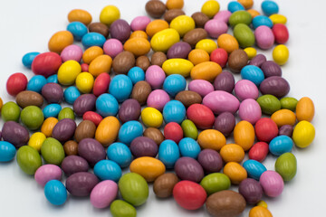 Słodkie orzechy w czekoladzie różne kolory. 