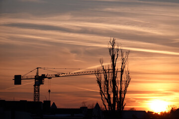 Silhouette eines Baukrans bei Sonnenuntergang