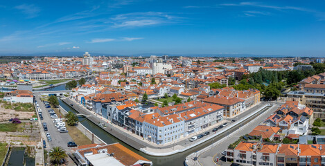 Obraz premium Beautiful aerial view of Aveiro city in Portugal. Aveiro Water canal of Ria de Aveiro with typical boats and tourists, cityscape in the background.