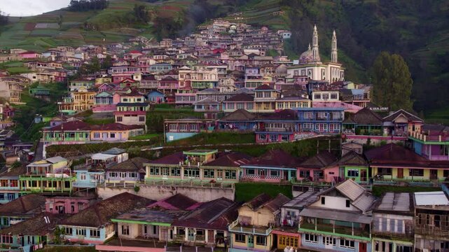 Aerial view of colorful houses, mosque, and Mount Sumbing in Magelang City, Nepal van Java, Central Java, Indonesia.