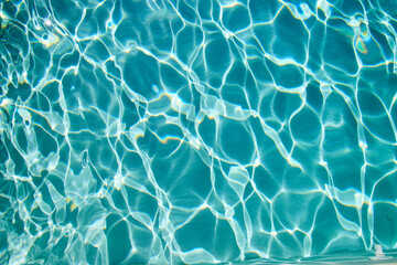 Close up von Wasser im Pool bei Sonnenschein