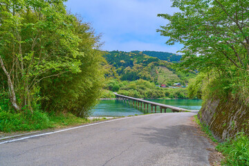 Obraz premium 高知県四万十市の四万十川に架かる三里橋(三里沈下橋)を北側から見る
