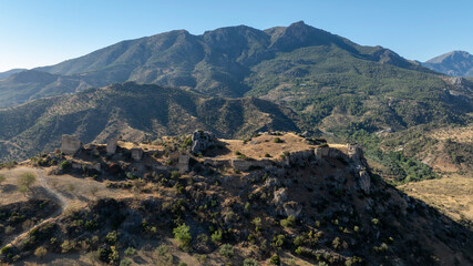 vista aérea de las ruinas del castillo de Turón en el municipio de Málaga, Andalucía