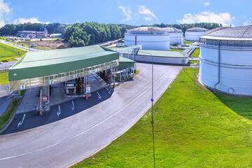 Filling tank cars technology with large capacity petrochemical tanks on tanks farm