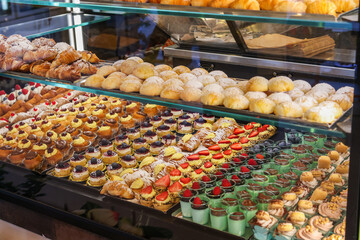 Dolci artigianali di una pasticceria esposti in vetrina e pronti per essere venduti