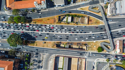 Visão aérea do tráfego de veículos no trânsito da cidade de são paulo, sp, brasil