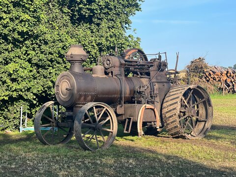 Dampfzugmaschine von Lanz, Typ D, 80 PS, 15 Tonnen schwer, Baujahr 1912 gebaut von Heinrich Lanz.
Bulldog, Traktor, Oldtimer, Dampfzugmaschine 