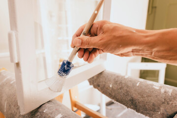 Maler streich Fenster mit Pinsel