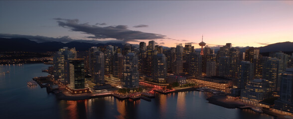 Obraz premium Twilight Glow Over Urban Skyline
