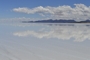 Reflexo das nuvens no Salar de Uyuni alagado na Bolívia