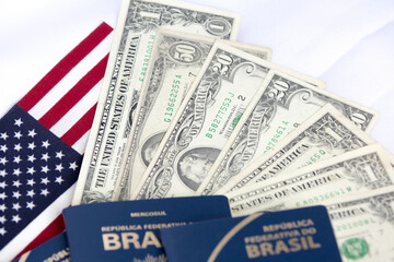 Notas de dolares em diversos valores com passaporte brasileiro e bandeira dos Estados Unidos da...