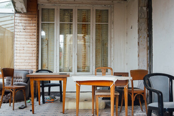 Tables et chaises abandonnées dans l'entrée d'une maison abandonnée. Vieille maison abandonnée. Mobilier abandonné. Vieux meubles.