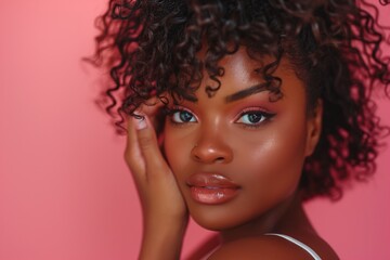 Obraz premium This captivating portrait showcases a youthful woman with curly hair and striking makeup, emphasizing her charm and confidence. She exudes elegance and allure in a modern and stylish manner