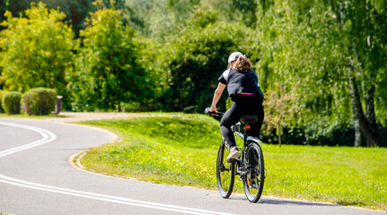 Naklejka premium Cyclist ride on the bike path in the city Park 