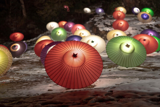 和傘ライトアップと雪