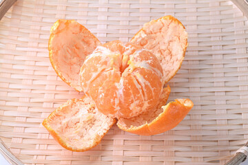 皮をむいたハウスみかん1個