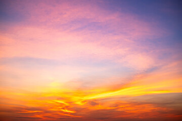 Naklejka premium Beautiful , luxury soft gradient orange gold clouds and sunlight on the blue sky perfect for the background, take in everning,Twilight, Large size, high definition landscape photo