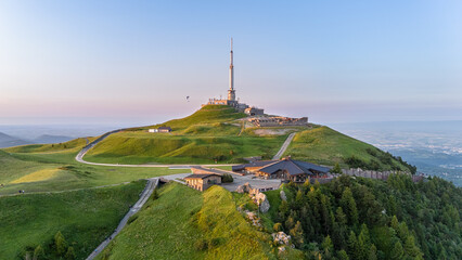 Le sommet du Puy-de-Dôme en Auvergne en France © Alexandre
