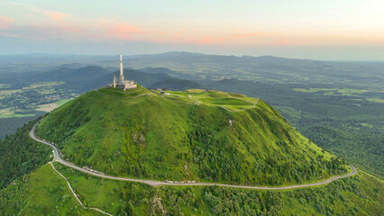 Le sommet du Puy-de-Dôme en Auvergne en France © Alexandre