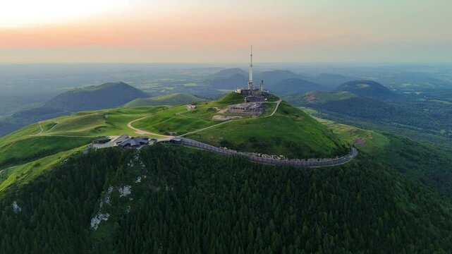Le sommet du Puy-de-D&ocirc;me en Auvergne en France