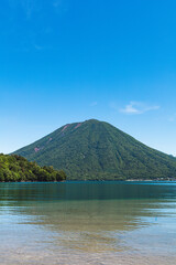 中禅寺湖から眺める男体山