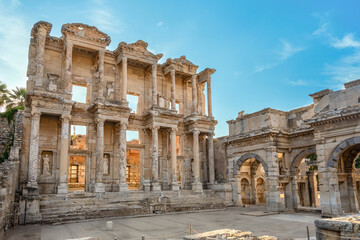 Obraz premium Celsus library in the Ancient City of Ephesus with its magnificent view in night museums