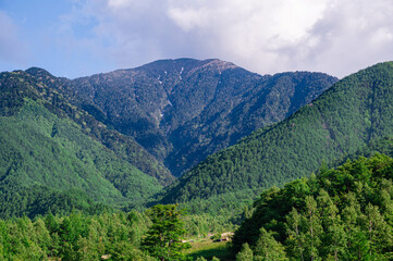 Naklejka premium 夏空と鮮やかな山々 木曽駒高原