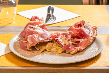 pizza calzone servita al tavolo