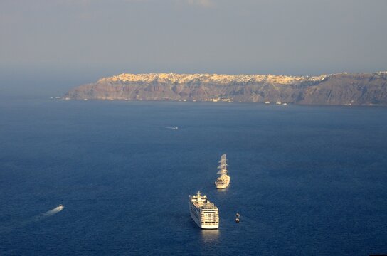 Acantilados en Santorini, Grecia
