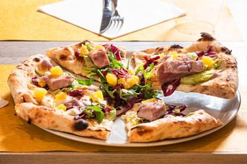 pizza servita al tavolo