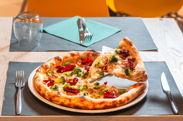 Pizza italiana servita in tavola
