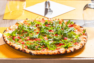 Pizza italiana servita in tavola