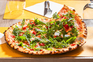 Pizza italiana servita in tavola