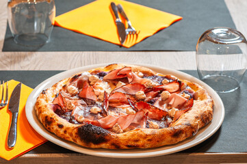 Pizza italiana servita in tavola
