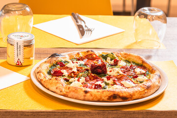 Pizza italiana servita in tavola